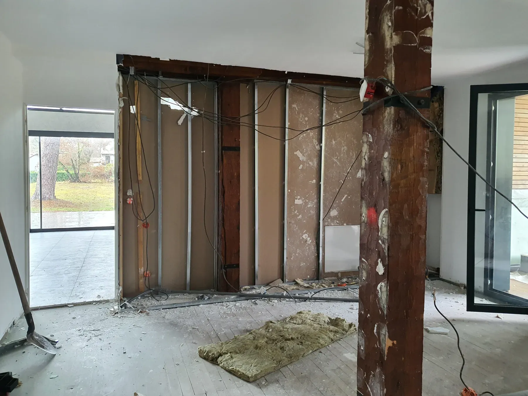 Grande pièce de vie déposée pendant un chantier de rénovation