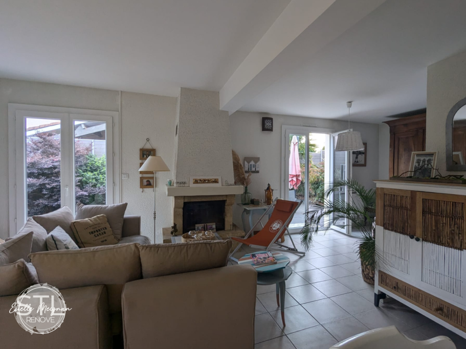 pièce de vie sombre, qui manque de lumière, à moderniser